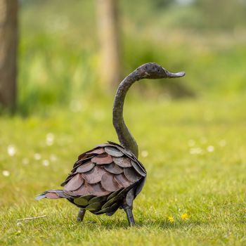 Metalen tuinbeeld van een zwaan, gemaakt door een Afrikaanse kunstenaar. 